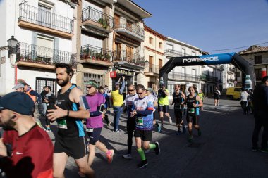 Maraton vias verdes Perales de Tajuna, Madrid, İspanya ile yoluna üzerinde 24 Mart 2019 - Madrid, İspanya - koşucu.
