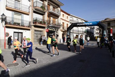 Maraton vias verdes Perales de Tajuna, Madrid, İspanya ile yoluna üzerinde 24 Mart 2019 - Madrid, İspanya - koşucu.