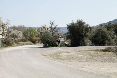 Maraton vias verdes Perales de Tajuna, Madrid, İspanya ile yoluna üzerinde 24 Mart 2019 - Madrid, İspanya - koşucu.