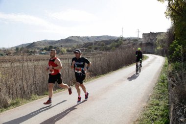 Maraton vias verdes Perales de Tajuna, Madrid, İspanya ile yoluna üzerinde 24 Mart 2019 - Madrid, İspanya - koşucu.