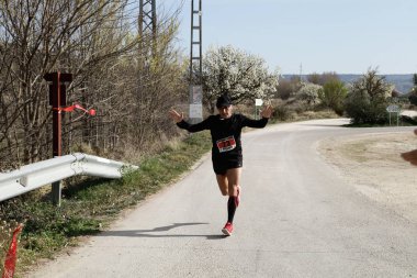 Maraton vias verdes Perales de Tajuna, Madrid, İspanya ile yoluna üzerinde 24 Mart 2019 - Madrid, İspanya - koşucu.