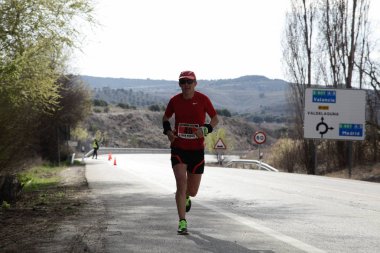 Maraton vias verdes Perales de Tajuna, Madrid, İspanya ile yoluna üzerinde 24 Mart 2019 - Madrid, İspanya - koşucu.