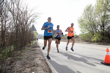 Maraton vias verdes Perales de Tajuna, Madrid, İspanya ile yoluna üzerinde 24 Mart 2019 - Madrid, İspanya - koşucu.