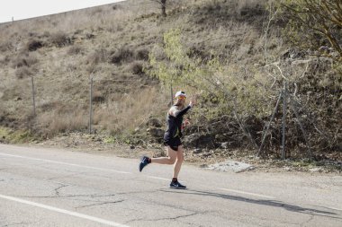Maraton vias verdes Perales de Tajuna, Madrid, İspanya ile yoluna üzerinde 24 Mart 2019 - Madrid, İspanya - koşucu.