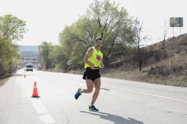 Maraton vias verdes Perales de Tajuna, Madrid, İspanya ile yoluna üzerinde 24 Mart 2019 - Madrid, İspanya - koşucu.