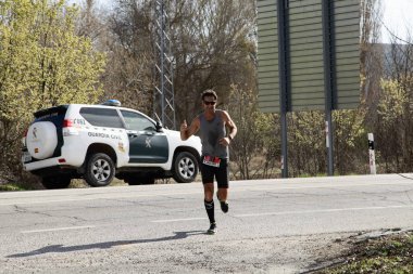 Maraton vias verdes Perales de Tajuna, Madrid, İspanya ile yoluna üzerinde 24 Mart 2019 - Madrid, İspanya - koşucu.