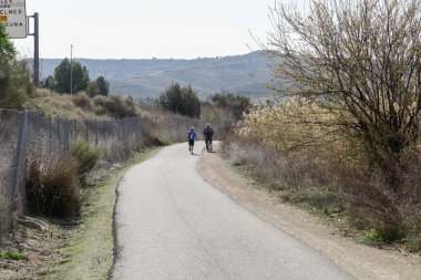 Maraton vias verdes Perales de Tajuna, Madrid, İspanya ile yoluna üzerinde 24 Mart 2019 - Madrid, İspanya - koşucu.