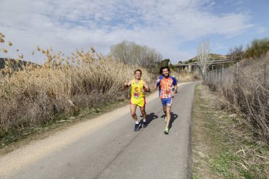Maraton vias verdes Perales de Tajuna, Madrid, İspanya ile yoluna üzerinde 24 Mart 2019 - Madrid, İspanya - koşucu.