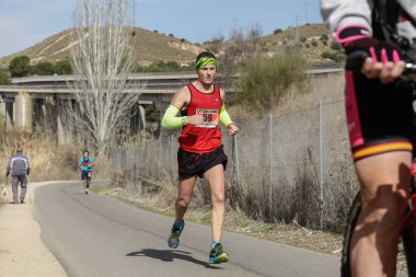 Maraton vias verdes Perales de Tajuna, Madrid, İspanya ile yoluna üzerinde 24 Mart 2019 - Madrid, İspanya - koşucu.