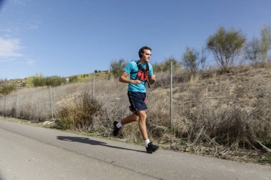 Maraton vias verdes Perales de Tajuna, Madrid, İspanya ile yoluna üzerinde 24 Mart 2019 - Madrid, İspanya - koşucu.