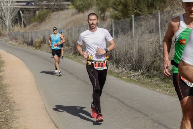 Maraton vias verdes Perales de Tajuna, Madrid, İspanya ile yoluna üzerinde 24 Mart 2019 - Madrid, İspanya - koşucu.