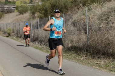 Maraton vias verdes Perales de Tajuna, Madrid, İspanya ile yoluna üzerinde 24 Mart 2019 - Madrid, İspanya - koşucu.