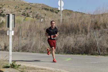 Maraton vias verdes Perales de Tajuna, Madrid, İspanya ile yoluna üzerinde 24 Mart 2019 - Madrid, İspanya - koşucu.