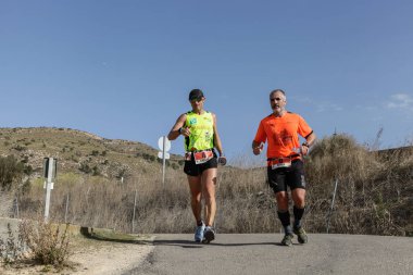 24 Mart 2019 - Madrid, İspanya - maraton vias verdes Perales de Tajuna, Madrid, İspanya ile yolda Runner.