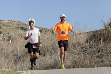 24 Mart 2019 - Madrid, İspanya - maraton vias verdes Perales de Tajuna, Madrid, İspanya ile yolda Runner.