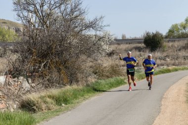 24 Mart 2019 - Madrid, İspanya - maraton vias verdes Perales de Tajuna, Madrid, İspanya ile yolda Runner.