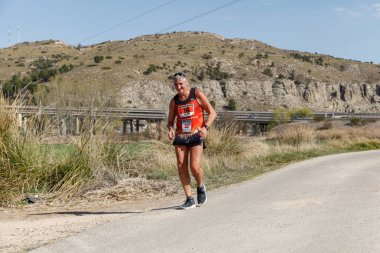 24 Mart 2019 - Madrid, İspanya - maraton vias verdes Perales de Tajuna, Madrid, İspanya ile yolda Runner.