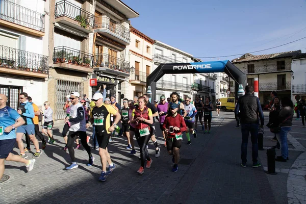 2019年3月24日 西班牙马德里 马拉松越场的跑步者在穿越西班牙马德里的 Perales Tajuna 的途中 — 图库照片