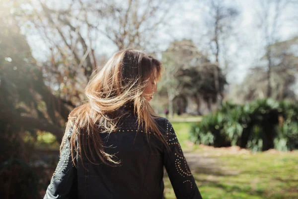 Giovane donna bionda da dietro muovendo i capelli nel parco — Foto Stock