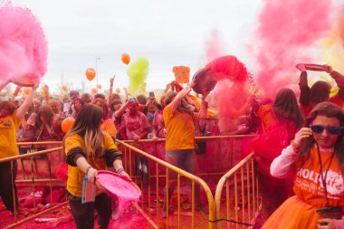 Aliexpress renkli holi ile 9 yıldönümünü kutluyor, Valdebebas, Madrid, İspanya çalıştırın. 6000'den fazla katılımcı vardı