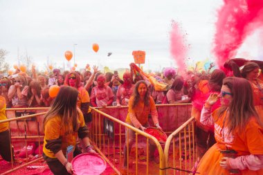 Aliexpress renkli holi ile 9 yıldönümünü kutluyor, Valdebebas, Madrid, İspanya çalıştırın. 6000'den fazla katılımcı vardı
