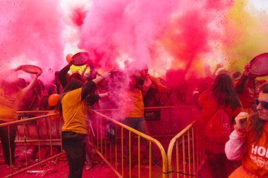 Aliexpress renkli holi ile 9 yıldönümünü kutluyor, Valdebebas, Madrid, İspanya çalıştırın. 6000'den fazla katılımcı vardı