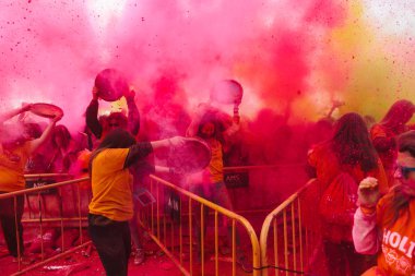 Aliexpress renkli holi ile 9 yıldönümünü kutluyor, Valdebebas, Madrid, İspanya çalıştırın. 6000'den fazla katılımcı vardı