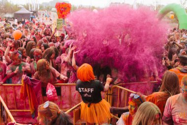 Aliexpress renkli holi ile 9 yıldönümünü kutluyor, Valdebebas, Madrid, İspanya çalıştırın. 6000'den fazla katılımcı vardı