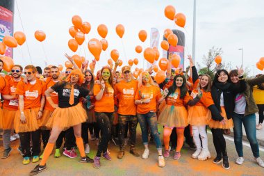 Aliexpress renkli holi ile 9 yıldönümünü kutluyor, Valdebebas, Madrid, İspanya çalıştırın. 6000'den fazla katılımcı vardı. Kurşun, pelo.oficial, selmilan, angiecorine, gianlucagentile ve loveyoli içinde etkilendiği isimlerden ile yarış başlar