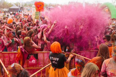 Aliexpress renkli holi ile 9 yıldönümünü kutluyor, Valdebebas, Madrid, İspanya çalıştırın. 6000'den fazla katılımcı vardı