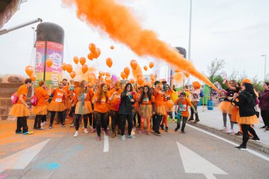 Aliexpress renkli holi ile 9 yıldönümünü kutluyor, Valdebebas, Madrid, İspanya çalıştırın. 6000'den fazla katılımcı vardı. Kurşun, pelo.oficial, selmilan, angiecorine, gianlucagentile ve loveyoli içinde etkilendiği isimlerden ile yarış başlar