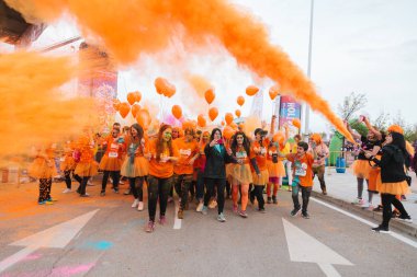 Aliexpress renkli holi ile 9 yıldönümünü kutluyor, Valdebebas, Madrid, İspanya çalıştırın. 6000'den fazla katılımcı vardı. Kurşun, pelo.oficial, selmilan, angiecorine, gianlucagentile ve loveyoli içinde etkilendiği isimlerden ile yarış başlar