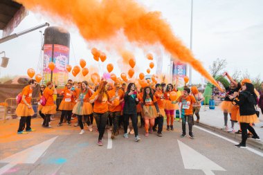 Aliexpress renkli holi ile 9 yıldönümünü kutluyor, Valdebebas, Madrid, İspanya çalıştırın. 6000'den fazla katılımcı vardı. Kurşun, pelo.oficial, selmilan, angiecorine, gianlucagentile ve loveyoli içinde etkilendiği isimlerden ile yarış başlar