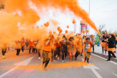 Aliexpress renkli holi ile 9 yıldönümünü kutluyor, Valdebebas, Madrid, İspanya çalıştırın. 6000'den fazla katılımcı vardı. Kurşun, pelo.oficial, selmilan, angiecorine, gianlucagentile ve loveyoli içinde etkilendiği isimlerden ile yarış başlar