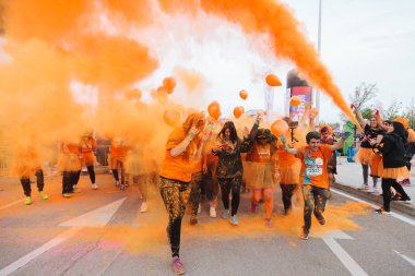 Aliexpress renkli holi ile 9 yıldönümünü kutluyor, Valdebebas, Madrid, İspanya çalıştırın. 6000'den fazla katılımcı vardı. Kurşun, pelo.oficial, selmilan, angiecorine, gianlucagentile ve loveyoli içinde etkilendiği isimlerden ile yarış başlar