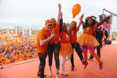 Aliexpress renkli holi ile 9 yıldönümünü kutluyor, Valdebebas, Madrid, İspanya çalıştırın. 6000'den fazla katılımcı vardı. Etkilendiği isimlerden sahne, loveyolii_, Merkezi, gianlucagentile, 1 angiecorine, 2 sol, sol, pelo.oficial, 1