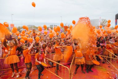 Aliexpress renkli holi ile 9 yıldönümünü kutluyor, Valdebebas, Madrid, İspanya çalıştırın. 6000'den fazla katılımcı vardı