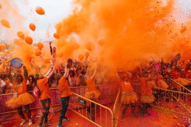 Aliexpress renkli holi ile 9 yıldönümünü kutluyor, Valdebebas, Madrid, İspanya çalıştırın. 6000'den fazla katılımcı vardı