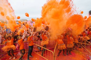 Aliexpress renkli holi ile 9 yıldönümünü kutluyor, Valdebebas, Madrid, İspanya çalıştırın. 6000'den fazla katılımcı vardı