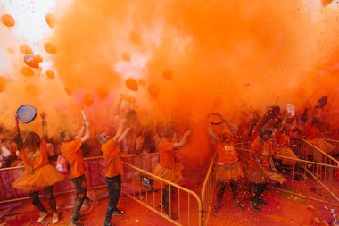 Aliexpress renkli holi ile 9 yıldönümünü kutluyor, Valdebebas, Madrid, İspanya çalıştırın. 6000'den fazla katılımcı vardı