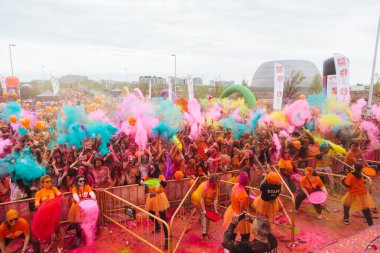 Aliexpress renkli holi ile 9 yıldönümünü kutluyor, Valdebebas, Madrid, İspanya çalıştırın. 6000'den fazla katılımcı vardı