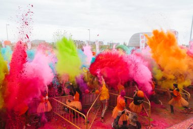Aliexpress renkli holi ile 9 yıldönümünü kutluyor, Valdebebas, Madrid, İspanya çalıştırın. 6000'den fazla katılımcı vardı