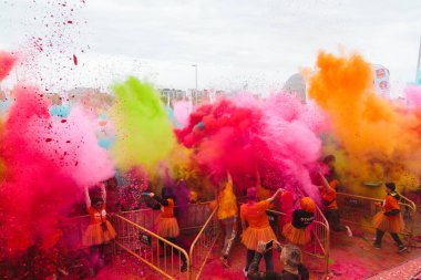 Aliexpress renkli holi ile 9 yıldönümünü kutluyor, Valdebebas, Madrid, İspanya çalıştırın. 6000'den fazla katılımcı vardı