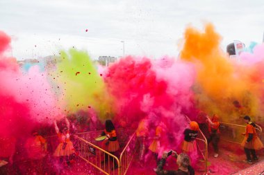 Aliexpress renkli holi ile 9 yıldönümünü kutluyor, Valdebebas, Madrid, İspanya çalıştırın. 6000'den fazla katılımcı vardı