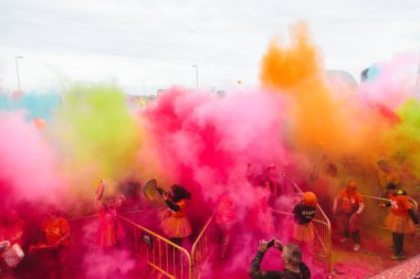 Aliexpress renkli holi ile 9 yıldönümünü kutluyor, Valdebebas, Madrid, İspanya çalıştırın. 6000'den fazla katılımcı vardı