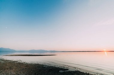 Arka planda dağlar ile Chiemsee gölünde Amazing gün batımı