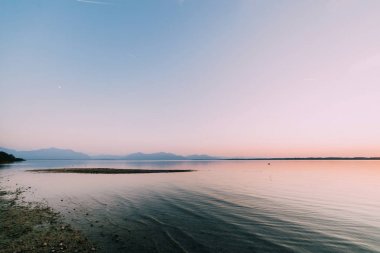 Arka planda dağlar ile Chiemsee gölünde Amazing gün batımı