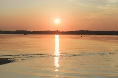 Chiemsee Gölü'nde seyreden bir yelkenli ile inanılmaz gün batımı