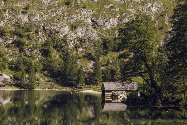 Gün batımında dağların arasında bir Alman gölü üzerinde kapalı iskele. — Stok fotoğraf