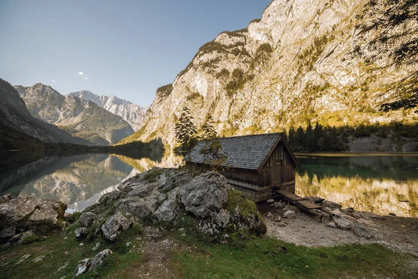 Pier coberto sobre um lago alemão entre montanhas no por do sol . — Fotografia de Stock